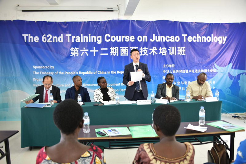 卢旺达第62期菌草技术培训班举行结业仪式1.png